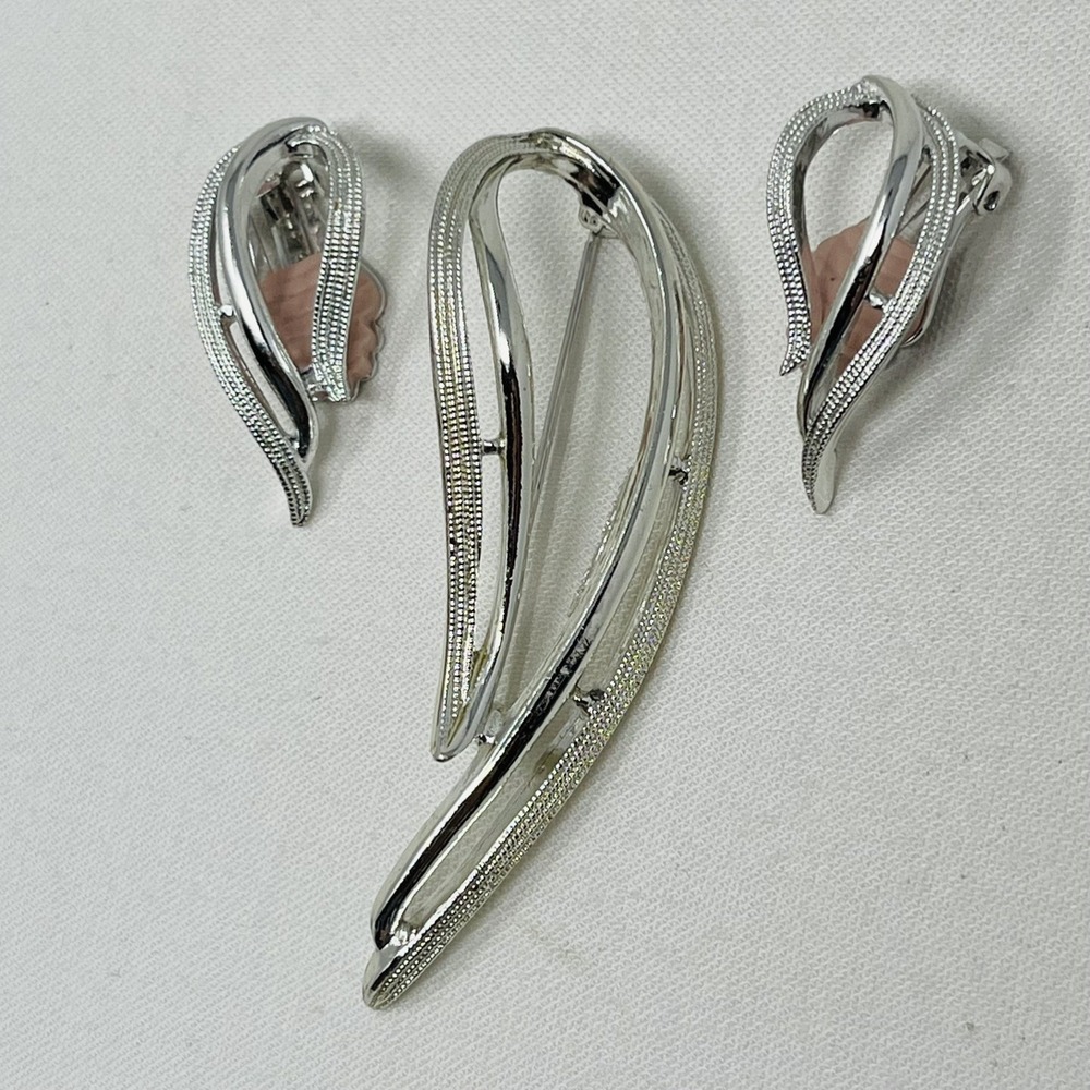 STUNNING VINTAGE ESTATE SIGNED SARAH COV SILVER TONE 2 3/4" BROOCH SET!